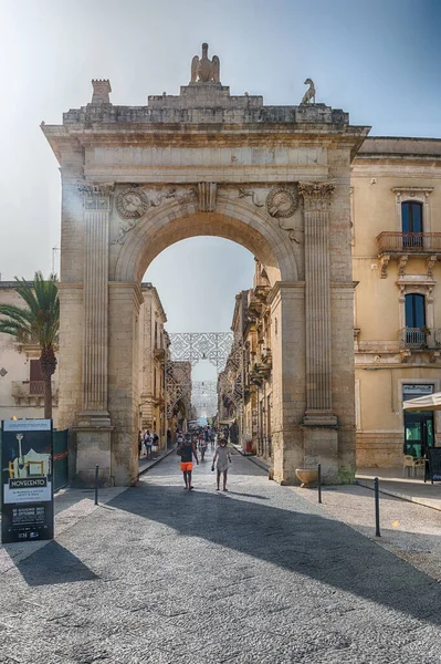 意大利诺托8月12日电 2021年8月12日 位于意大利西西里风景如画的诺托市中心的主要入口是皇家英语大门 — 图库照片