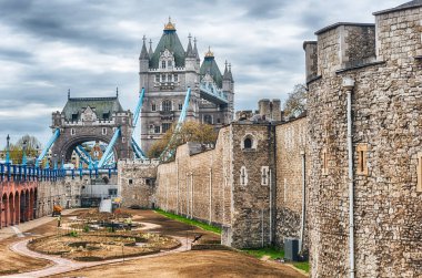 Londra Kulesi dış duvarının manzaralı arka planda Tower Bridge, Londra, İngiltere, İngiltere