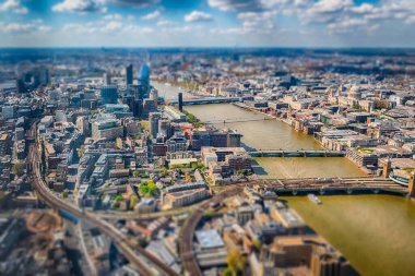 Thames nehri ve şehrin ufuk çizgisi üzerinde manzara, Londra, İngiltere, İngiltere