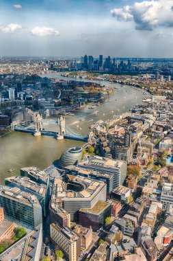 Londra manzaralı, Thames nehri üzerinden Canary Wharf ve Doğu Londra 'ya doğru.