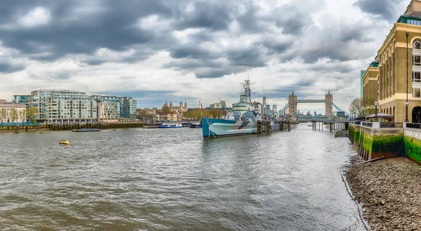 Thames Nehri Şehrin Ufuk Çizgisi Üzerinde Manzara Londra Ngiltere Ngiltere — Stok fotoğraf