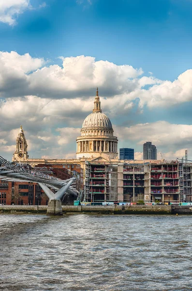 Thames Nehri Millennium Köprüsü Ile Ufuk Çizgisi Üzerindeki Manzara Londra — Stok fotoğraf