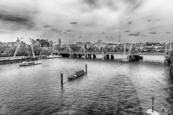 泰晤士河和城市天际线的风景景观 英国伦敦 — 图库照片