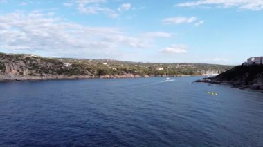 İtalya 'nın Sassari ilindeki Bonifacio Boğazı' nda, Sardinya 'nın kuzey ucunda yer alan Santa Teresa Gallura kıyısındaki manzaralı hava manzarası