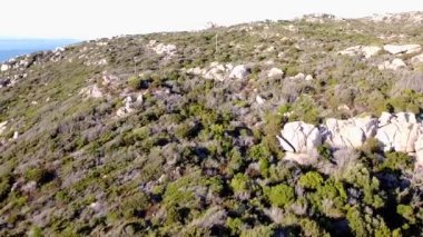 Santa Teresa Gallura, Kuzey Sardunya, İtalya 'daki manzaralı granit kayalara bakın.
