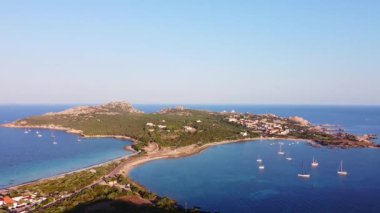 Capo Testa 'nın havadan görünüşü, Santa Teresa Gallura' da yer alan manzara yarımadası, İtalya 'nın Sardinya kentinin kuzey ucunda yer alan Bonifacio Boğazı yakınında.
