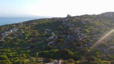 Santa Teresa Gallura, Kuzey Sardunya, İtalya 'daki manzaralı granit kayalara bakın.