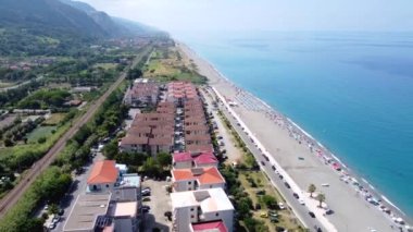 İtalya 'nın Thyrrenian Denizi' ndeki Cosenza eyaletindeki Calabria kıyı şeridi üzerinde manzaralı hava manzarası