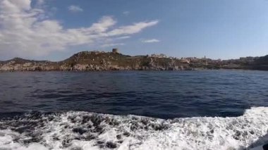 Santa Teresa Gallura, Kuzey Sardunya, İtalya 'nın en önemli sahili olan Rena Bianca' ya bakın.