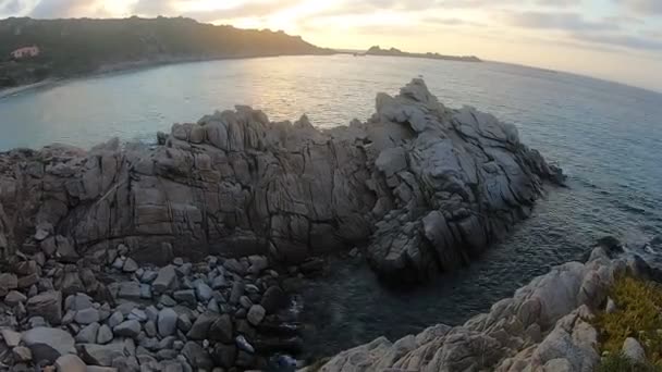 位于意大利萨萨里省Bonifacio海峡Sardinia北端的Santa Teresa Gallura岩石上的落山景象 — 图库视频影像