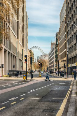 Victoria Caddesi 'ne bakın, Victoria İstasyonu' nu Londra 'nın merkezindeki Parlamento Meydanı' na bağlayan ikonik bulvar.