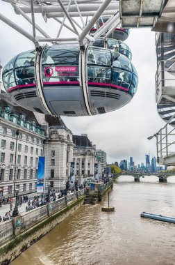 Londra Göz Panoramik Tekerleği 'nin ikonik görüntüsü. Dönme dolap 135 metre (443 feet) yüksekliğindedir ve tekerleğin çapı 120 metredir (394 ft).)