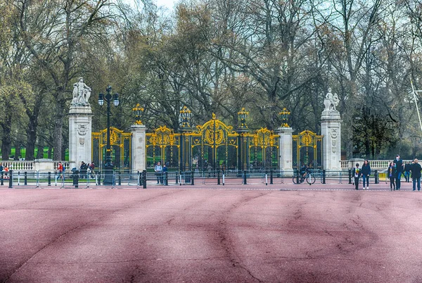 2022年4月11日 英国伦敦主要旅游胜地之一白金汉宫的金光闪闪的大门 — 图库照片