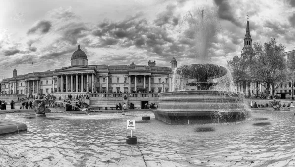 Londres Abril 2022 Turistas Fora National Gallery Trafalgar Square Londres — Fotografia de Stock