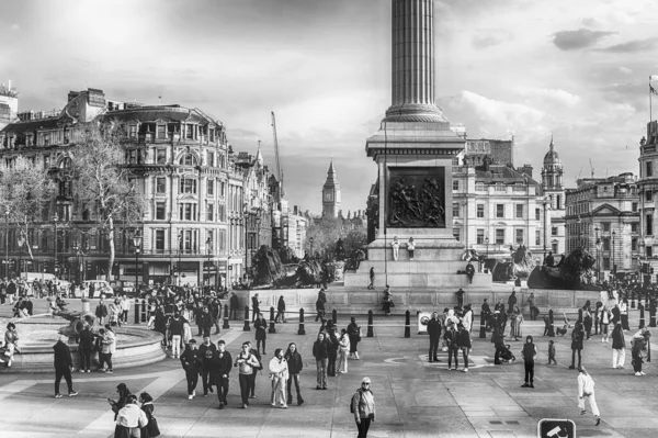 Лондон Апреля 2022 Года Туристы Ходят Трафальгарской Площади Лондон Англия — стоковое фото