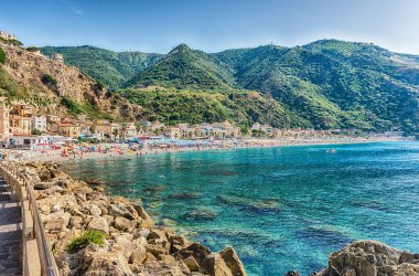 Scilla, Calabria, İtalya 'nın manzaralı deniz manzaralı sahili