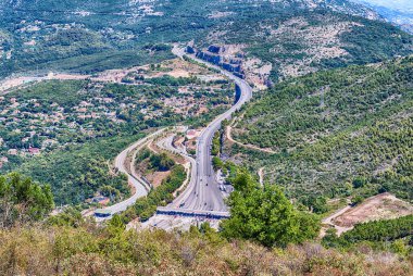 Eze kasabası yakınlarındaki otoyola bakın. Nice şehri yakınlarındaki ikonik köy Cote d 'Azur, Fransa.