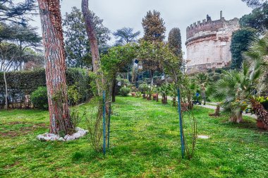 Via Appia Antica 'da Yürüyüş. Namı diğer Antik Appian Yolu. Roma' da tarihi bir yol.
