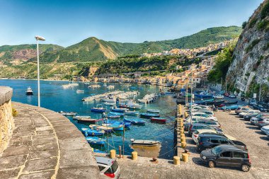 Kıyıdaki Chianalea köyünde güzel bir deniz manzarası, balıkçıların bölgesi ve Scilla, Calabria, İtalya 'nın bir kısmı