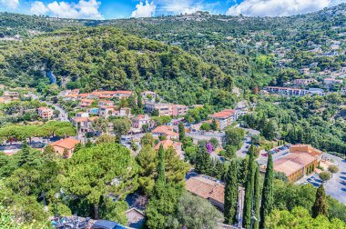 Eze 'nin ortaçağ mimarisi, Nice şehri yakınlarındaki ikonik köy, Cote d' Azur, Fransa. Fransız Rivierası 'nın en ünlü turizm merkezlerinden biridir.