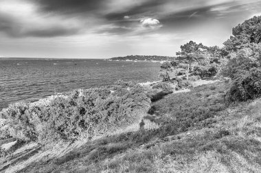 Castle Hill, Cote d 'Azur, Fransa' dan Saint-Tropez manzarası. Şehir, Avrupa ve Amerikan jet sosyetesi ve turistler için dünyaca ünlü bir tatil beldesidir.