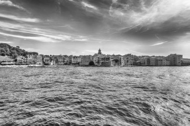 Saint-Tropez, Cote d 'Azur, Fransa manzaralı. Şehir, Avrupa ve Amerikan jet sosyetesi ve turistler için dünyaca ünlü bir tatil beldesidir.