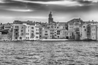 Saint-Tropez, Cote d 'Azur, Fransa manzaralı. Şehir, Avrupa ve Amerikan jet sosyetesi ve turistler için dünyaca ünlü bir tatil beldesidir.