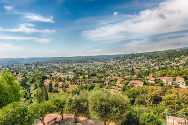 Saint-Paul-de-Vence, Cote d 'Azur, Fransa' da manzara. Fransız Rivierası 'nın en eski ortaçağ kasabalarından biridir.