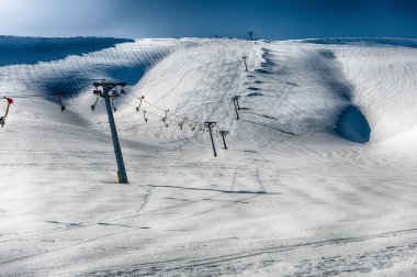 İtalya 'nın başkenti Orta Apennines' te Campocatino 'da karla kaplı dağlarla kaplı kış manzarası