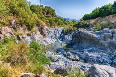 Etna Dağı 'ndan yükselen kristalize lav boyunca Alcantara nehri tarafından aşınmış geçitlerin ve vadilerin etkileyici doğal sistemi. Taormina, Sicilya, İtalya yakınlarında yer almaktadır.