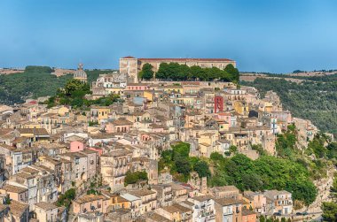 Ragusa İbla 'nın panoramik manzarası, İtalya' nın Ragusa şehrinin geniş bir dizi Barok mimarisi ve manzaralı alt ilçesine ev sahipliği yapıyor.