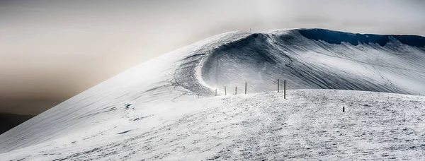 Vinterlandskap Med Snødekte Fjell Beliggende Campocatino Turismeby Central Apennines Italia – stockfoto
