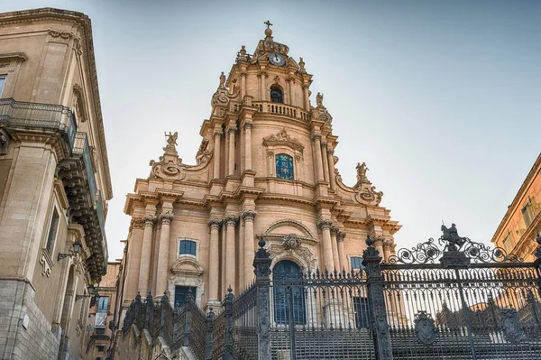 聖ジョージ大聖堂 バロック様式の傑作とイタリアのラグーザのイブラ地区の主要なランドマークのファサード — ストック写真