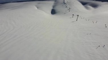 İtalya 'nın başkenti Orta Apennines' te Campocatino 'da karla kaplı dağlarla kaplı kış manzarası