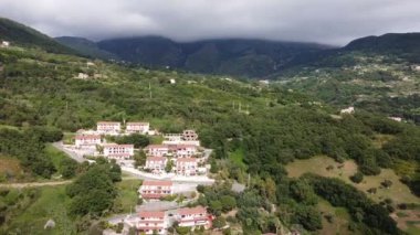 İtalya 'nın güneyindeki Calabria' da küçük bir turistik köy olan Torremezzo di Falconara üzerinde manzara