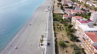 İtalya 'nın Thyrrenian Denizi' ndeki Cosenza eyaletindeki Calabria kıyı şeridi üzerinde manzaralı hava manzarası