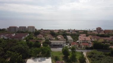 İtalya 'nın Thyrrenian Denizi' ndeki Cosenza eyaletindeki Calabria kıyı şeridi üzerinde manzaralı hava manzarası