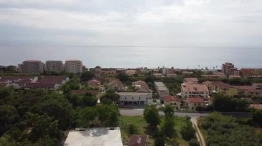 İtalya 'nın Thyrrenian Denizi' ndeki Cosenza eyaletindeki Calabria kıyı şeridi üzerinde manzaralı hava manzarası