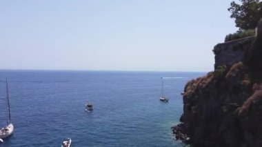 İtalya 'nın güneyindeki Sicilya' nın kuzey kıyısı açıklarındaki Tyrhenian Denizi 'ndeki Aeolian Adalarının en büyüğü olan Lipari' nin manzaralı rıhtımı.