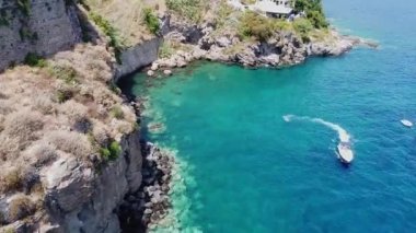 İtalya 'nın güneyindeki Sicilya' nın kuzey kıyısı açıklarındaki Tyrhenian Denizi 'ndeki Aeolian Adalarının en büyüğü olan Lipari' nin manzaralı rıhtımı.