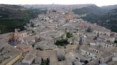 Ragusa İbla 'nın panoramik manzarası, İtalya' nın Ragusa şehrinin geniş bir dizi Barok mimarisi ve manzaralı alt ilçesine ev sahipliği yapıyor.