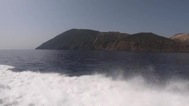 Viajar Barco Cerca Isla Vulcano Islas Eolias Italia — Vídeo de stock