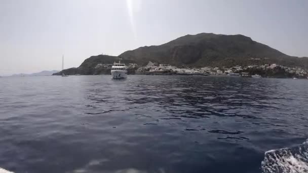 パナエリア島の港にボートで到着し 7人のうちの1人はエオリアン諸島 シチリア島 イタリアに住んでいました — ストック動画