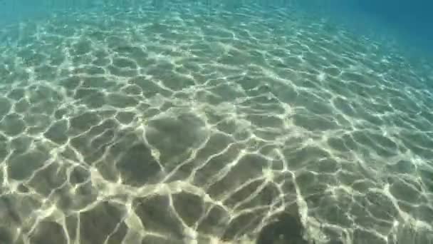 シチリア州シラキュース県の小さな村マルザメミ近くの海辺で水中水泳 イタリア — ストック動画