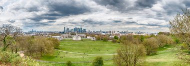 Queen 's House and Canary Wharf bölgesinin panoramik manzarası Greenwich Park, Londra, İngiltere' deki Royal Observatory 'den görüldü.