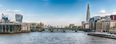 Thames nehri ve şehrin ufuk çizgisi üzerinde manzara, Londra, İngiltere, İngiltere