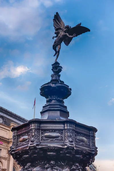 英国伦敦皮卡迪利广场 Piccadilly Circus 的标志性地标 也被称为 爱神雕像 Eros Statue — 图库照片