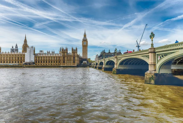 ウェストミンスター橋 ビッグベンと議会 ロンドン イングランド 英国とテムズ川のパノラマビュー — ストック写真