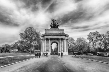 LONDON - 11 Nisan 2022: Wellington Kemeri 'nin görüntüsü, Londra' nın merkezinde ikonik bir dönüm noktası, İngiltere
