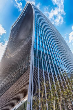 LONDON - 13 Nisan 2022: 20 Fenchurch Caddesi namı diğer Walkie Talkie binası Londra, İngiltere. Gökdelen Londra şehrindeki en yüksek beşinci binadır.